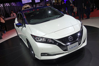 会場内に多くの車両が展示された新型「リーフ」。どのクルマにも人だかりができていた。