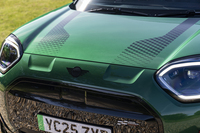 左右のヘッドライト間にはストライプに呼応するようにくぼみがつけられている。これは「ジョンクーパーワークス」専用のあしらいだ。