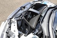 フロントからボンネット上部のエアアウトレットへと空気を通すダクト。収納ボックスと交換して取り付けるタイプで、簡単な作業で脱着が可能だ。