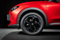 テレホンダイヤルをモチーフとした意匠が現代風にアレンジされた「ジュニア」の18インチホイール。リム部にまで及ぶ5つの円が、均等に重なるよう配置されている。