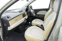 「デザートカーキ」に合わせてコーディネートされたインテリア。