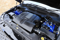 パワーユニットは、5リッターV8スーパーチャージャー。最高出力575ps、最大トルク700Nmという実力を持つ。トランスミッションは8段ATが組み合わされている。駆動方式はもちろんフルタイム4WDである。