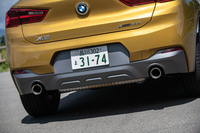 「MスポーツX」にはボディーサイドやバンパーにフローズングレーのアクセントが施される。