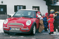 レトロデザインで最も大成したモデルといえば「MINI」だろう。今や3ドア／5ドアハッチバックに、コンバーチブル、ステーションワゴン、SUV……と、一大ファミリーを形成している。