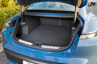 ラゲッジスペースの容量は407リッターで、6：4分割可倒式のリアシートを倒して拡張が可能。これとは別に、フロントにも容量84リッターのトランクが設けられている。