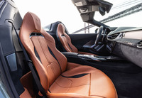 凝ったデザインのシートは、ヘッドレスト一体型。試乗車には「テッラ・アンティカ」と呼ばれるブラウン系のレザーシートが組み合わされていた。