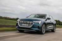 今回のワークショップでは「e-tron」に試乗する機会もあった。システム出力408PSの電動パワートレインを搭載する、高性能BEVである。