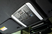 前席頭上にはスライドドアや後席のシェードの開閉が可能なスイッチ類がレイアウトされている。