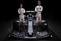 スクーデリア・アルファタウリのF1マシンと、タッグを組む2人のドライバー。写真左が角田裕毅、同右がピエール・ガスリー。