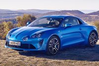 新型「アルピーヌA110」。こうして見ると、オリジナルに対して「どこを似せ、どこを似せなかったか」がよく分かる。