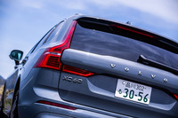 今回の改良で「T8」モデルは廃止となり、「T6」が「XC60」の最上級モデルとなった。EV走行距離が従来型の約2倍となる81kmに延びている。