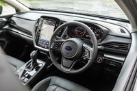 インテリアはダッシュ中央に置かれた大型タッチスクリーンが主役。全体のデザインは先代モデルとほとんど変わらない。