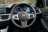 ステアリングホイールのリムは先代モデルよりも明らかに太くなった。ノーマルの「3シリーズ」のものをベースにラヴァリナレザーをきつく巻き直し、ブルーとグリーンの糸で縫製している。