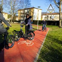 自転車扱いなので、バイクの乗り入れが禁止されている専用道やレーンでも走行できる。