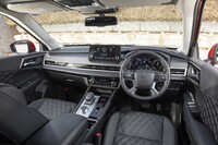 工夫されたダッシュボードの形状と高い着座位置のため前方視界が開けている。長年にわたってSUVをつくり続けてきた三菱の見識を感じるポイントだ。