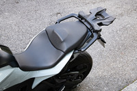 シート高は840mmが標準で、ローシート＋ローダウンサスペンション仕様の「プレミアムスタンダード」のみ790mmとなる。