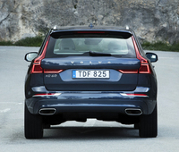 リアまわりは、Cピラーの上部まで光源が伸びるリアコンビランプが目を引く。