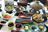 お昼は「あまご茶屋」であまご料理とわさび鍋のフルコースを満喫。普段、コンビニ飯とファストフードを暴食する記者は、滂沱（ぼうだ）の涙を禁じ得なかった。