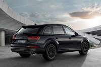 黒でコーディネートした「アウディQ7」限定発売の画像