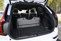 3列目シートを格納した状態の荷室容量は668リッター。さらに2列目シートをすべて格納すると、容量を1148リッターにまで拡大できる。荷室の床面を起こすと、ボルボ車でおなじみとなる折りたたみ式のグロサリーバッグホルダーが現れる。