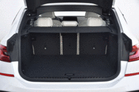 荷室の容量は、先代にあたる「5シリーズ グランツーリスモ」比で110リッター増しの610リッター。後席の背もたれを前方に倒すことで最大1800リッターまで拡大できる。（写真をクリックすると、荷室のアレンジが見られます）