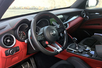 インテリアのデザインは基本的に「ジュリア」に準じる。優雅な曲線で構成され、中央には車載インフォテインメントシステムをつかさどる8.8インチのディスプレイが配置されている。