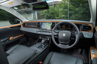 職業ドライバーのためのインストゥルメントパネル。後席とコーディネートされた、本杢のパネルが美しいシンプルなデザインに仕上げられている。