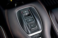 シフトセレクターはプッシュボタン式。レザー調のソフトパッドが輝きを放つのがユニークだ。
