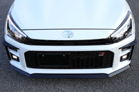 顔まわりでは、バンパーの下にフロントスポイラーを、左右端にフロントサイドスポイラーを装着。