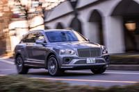 「ベンテイガ」は、最高速度290km/h、0-100km/h加速4.5秒というパフォーマンスを誇る一方で、走行条件によって8気筒のうち4気筒を休止するシステムも採用。高い動力性能と環境性能を両立させているという。