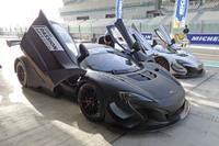 そして最後に「マクラーレン650S GT3」が現れた。車重1240kgで500ps、0-100km/h加速は2.9秒を誇る。今回はサーキットタクシー（同乗走行）のみに限られた。（写真＝webCG）