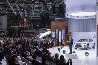 プレスカンファレンスには大勢の報道関係者が詰めかけた。