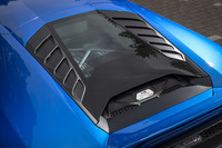 車外からV10ユニットが眺められるガラス製のリアフード「トランスペアレントエンジンボンネット」は、フォージドカーボン製のエンジンルームトリムとセットとなるオプションアイテム。