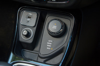 AWDモデルの「リミテッド」には、ダイヤル式の走行モード切り替え機構が備わる。