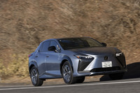 フロントに積まれる駆動用モーターは最高出力204PS、最大トルク266N・mを発生。これは4WDの「RZ450e」と変わらない。