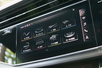 「Q8」ではさまざまなオンラインサービスが利用できる。Wi-Fiホットスポットとして、ノートPCやタブレットをインターネット接続することも可能。