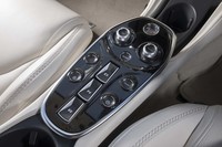 左右の座席間には、エンジンの始動ボタンのほか、ギアセレクターや、足まわりおよびパワーユニットの設定を変更するスイッチが並ぶ。