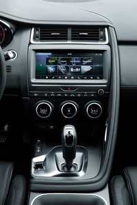 ダッシュボードの中央に10.2インチのタッチスクリーンを配置。その下に3連の丸型空調スイッチを置き、ガングリップ型のシフトセレクターを採用している。ここだけ見ると「Fタイプ」と勘違いしそうだ。