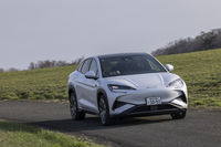 4WDモデルはフロントに誘導式、リアに永久磁石式の駆動用モーターを搭載。システム全体で最高出力529PS、最大トルク690N・mを発生する。