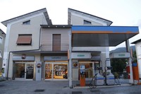 ルッカ県バルガ町のフィアット販売協力店は、給油所も運営している。2019年9月に撮影。