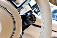 ステアリングホイール右側スポークの下方には、ダイヤル式の走行モードセレクターが備わる。