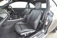 ダコタレザーのスポーツシートが標準。ブルーのステッチが施されている。