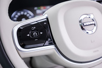 ステアリングホイールの左側スポーク部分に配置されたACCのスイッチ。70km/h以上で先行車に追従中、ウインカー操作により車両を加速させる「追い越しアシスト」機能も備わっている。