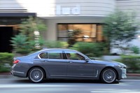 搭載するリチウムイオンバッテリーの容量が先代にあたる「740e」の9.2kWhから、12kWhへと約30％拡大している。