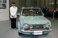 小池一博さんと、彼のマイカーである「パオ」。丹呉さんと小池さんは、まだ20代という若きクルマ好きだ。