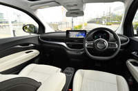 従来モデルからイメージを刷新するとともに、インターフェイスも大幅にデジタル化されたインテリア。ドアの開閉も電気式となっているが、万が一に備えて機械式のオープナーも残されている。