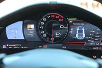 ドライバーの眼前に備わる16インチHDスクリーン。そのグラフィックには、最新のアイトラッキング技術による研究結果をフィードバック。ドライバーの視線を常に前方に向けられるよう工夫が施されている。