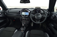 円形をモチーフとしたデザインが特徴的な「MINIジョンクーパーワークス クラブマン」のインストゥルメントパネル。センターディスプレイ周囲のLEDがエンジン回転数や各種スイッチの操作に反応して光る「MINIエキサイトメントパッケージ」が標準装備されている。