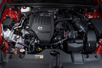 新型「クラウン」で初採用となった「デュアルブーストハイブリッド」。2.4リッターターボエンジンに1モーター方式のハイブリッドシステム、後輪駆動用のモーターを組み合わせたパワフルなパワートレインで、「レクサスRX500h“Fスポーツ パフォーマンス”」にも搭載される。（写真：郡大二郎）