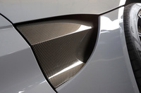 現代のスポーツカーらしく練り込まれた空力特性も「ヴァンテージ」の特徴。フロントホイールハウス後方の「サイド・ジル」はホイールハウス内の空気を排出してリフトを抑えるとともに、ボディーサイドの空気をスムーズに流すのにも貢献する。